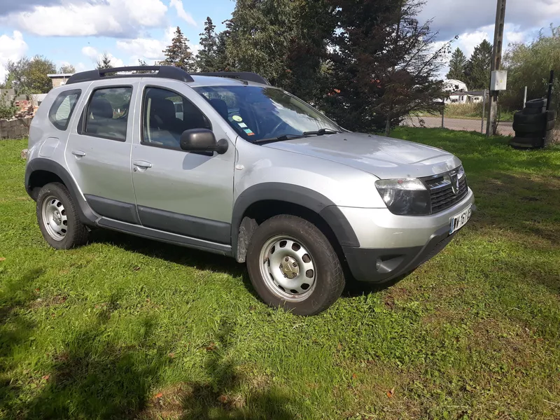 srebrna Dacia Duster